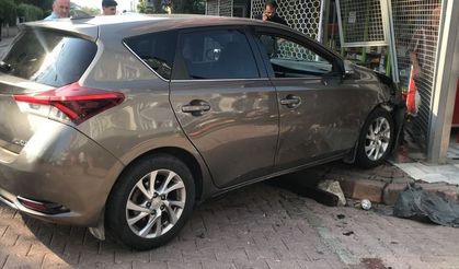 Önce markete sonra telefon kulübesine çarptı